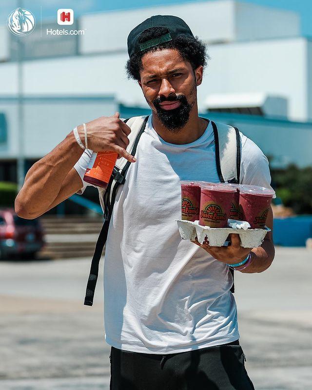 包含从科维托娃与60激战独行侠分钟到里程碑夜迈阿密热火队长鼓劲，西亚卡姆在雄鹿比赛中夺冠的词条